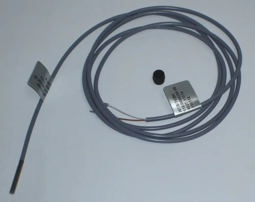 Temperatursensor mit Kabel und Verbindungselement, verwendet in Daikin-Systemen zur Messung der Wassertemperatur. Die Sonde hat eine Metallspitze und ist mit einem grauen Kabel ausgestattet.